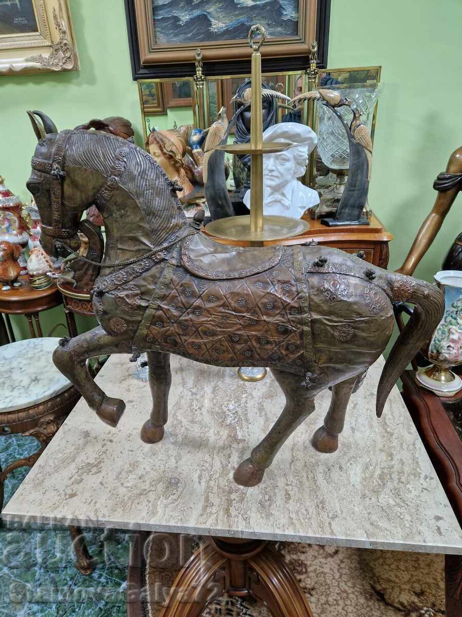 Figură unică, imensă, din lemn, cu aplicații din alamă cu preț 677.00 BGN | € 346.14