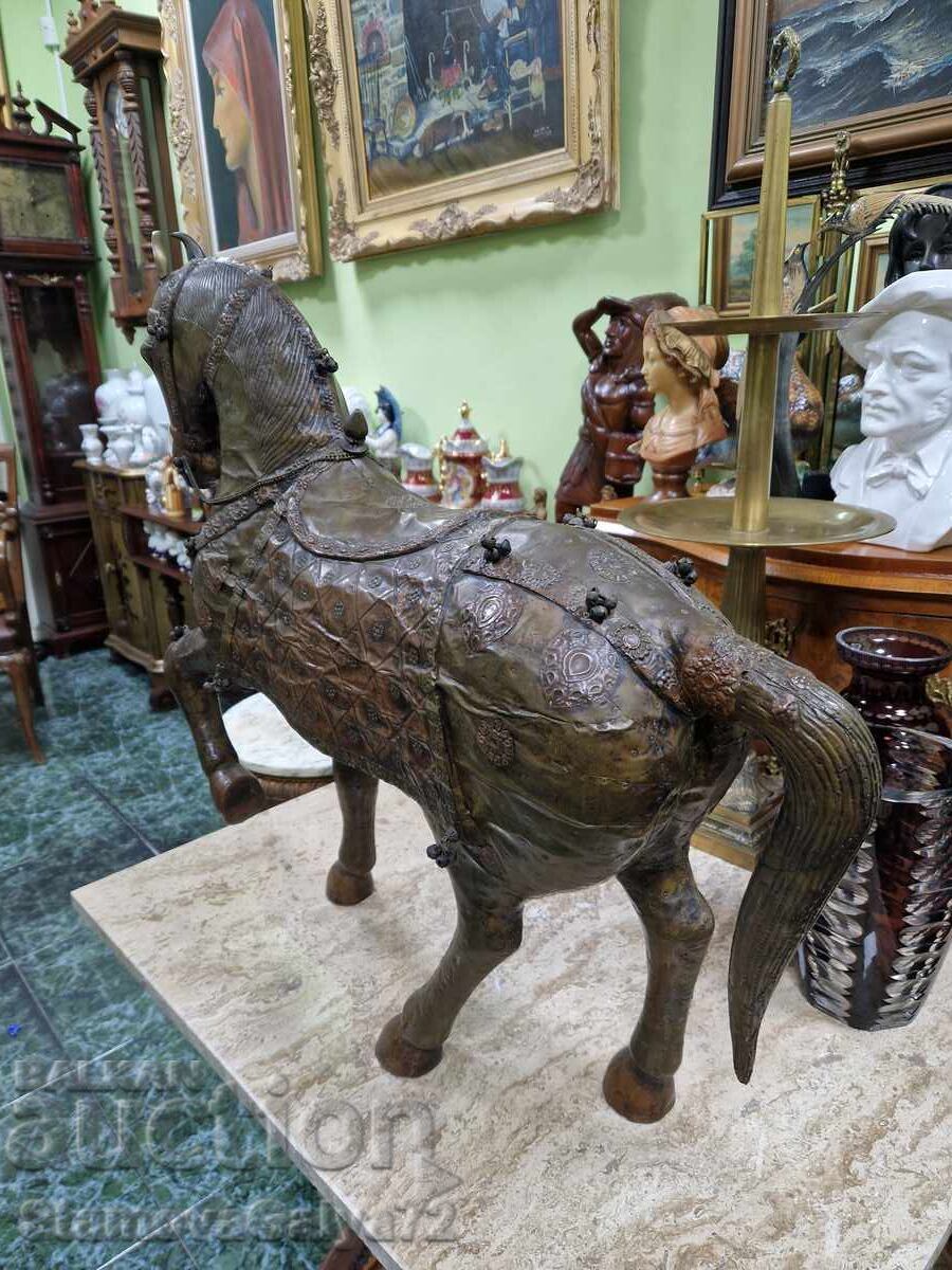 Livrarea Figură unică, imensă, din lemn, cu aplicații din alamă