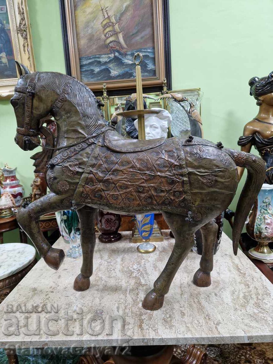 Figură unică, imensă, din lemn, cu aplicații din alamă