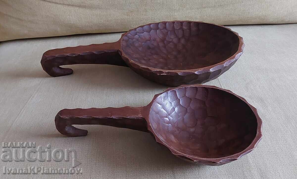 Auction Wood carvings for connoisseurs, two pieces Auction Wood carvings for connoisseurs, two pieces