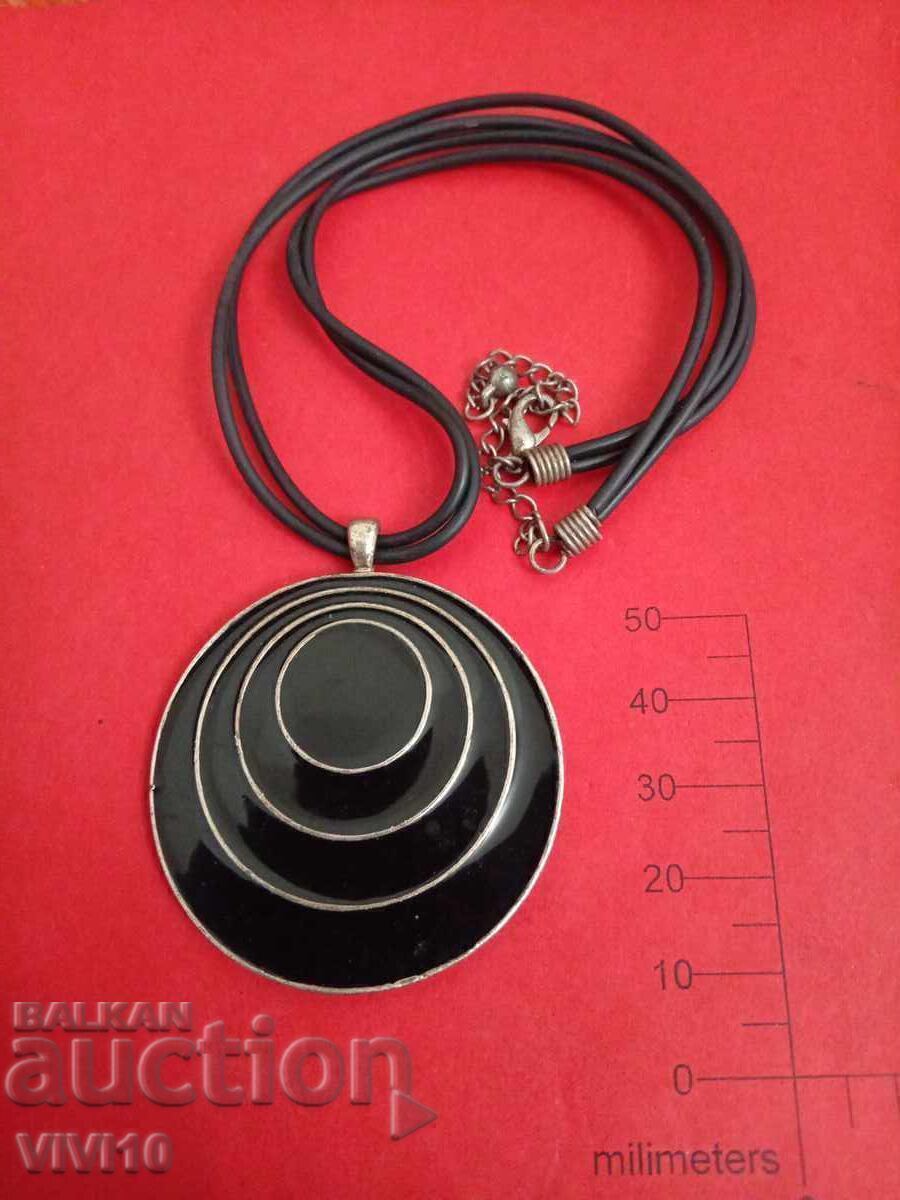 Αρχαίο κολιέ με σμάλτο