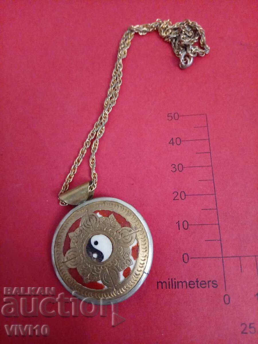 Αρχαίο κολιέ με σμάλτο