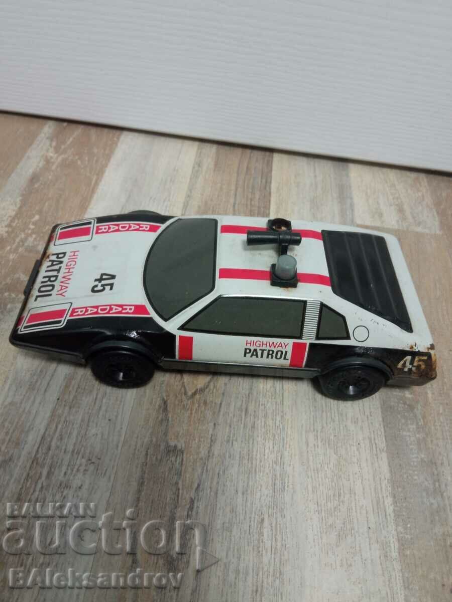 Ένα παλιό τσίγκινο καρότσι