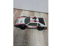 Un cărucior vechi de tablă