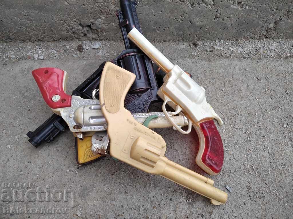 Lot of pistols from the sauce with price 10.00 BGN | € 5.11