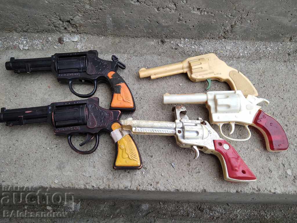 Auction  Lot of pistols from the sauce