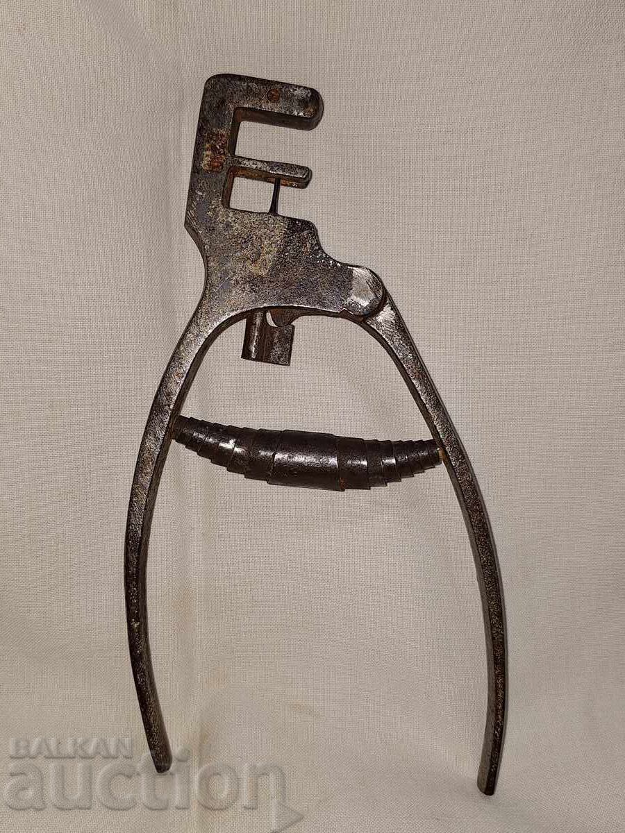 Стар занаятчийски инструмент за пробиване с цена 40.00 лв. | € 20.45 Стар занаятчийски инструмент за пробиване с цена 40.00 лв. | € 20.45