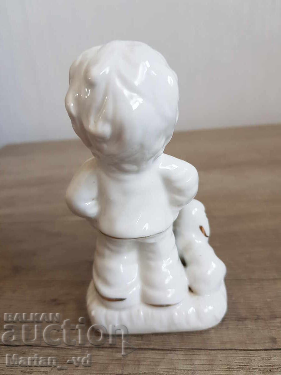 Licitație Figurină de porțelan cu un băiat Licitație Figurină de porțelan cu un băiat