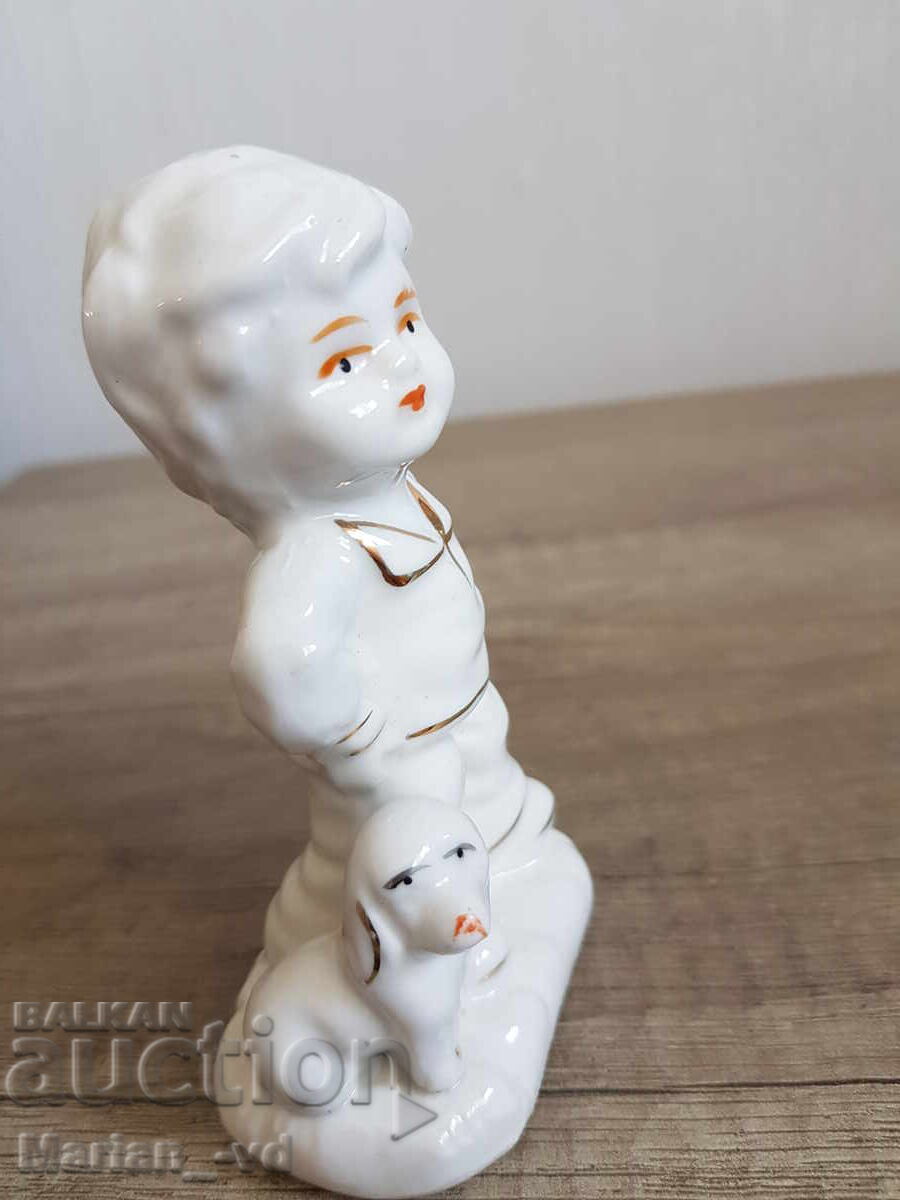 Livrarea Figurină de porțelan cu un băiat Livrarea Figurină de porțelan cu un băiat
