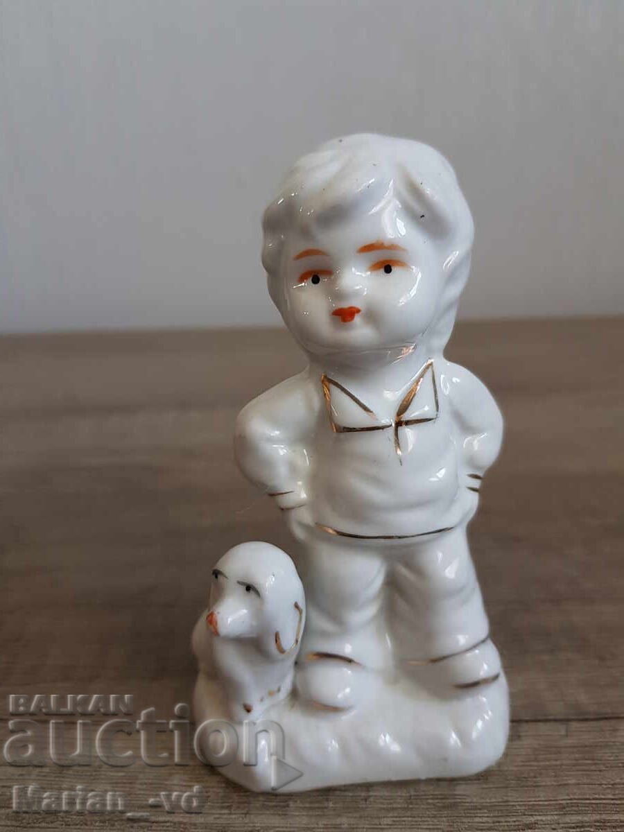 Figurină de porțelan cu un băiat Figurină de porțelan cu un băiat