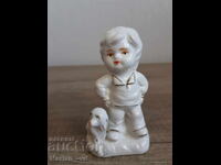 Figurină de porțelan cu un băiat
