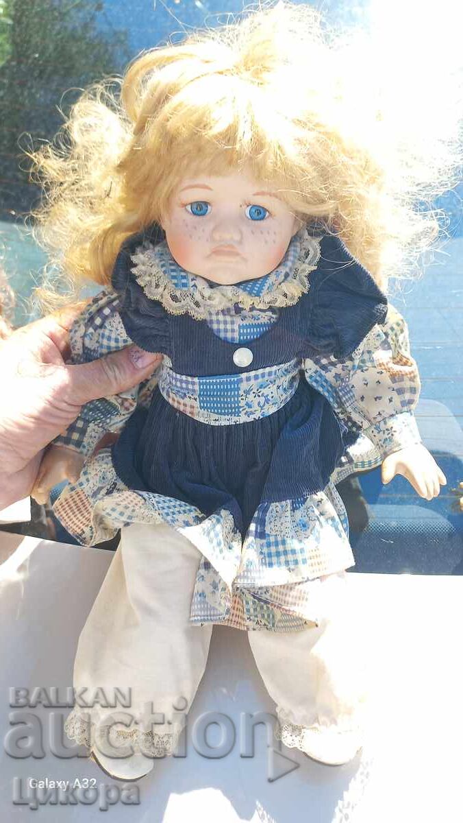 PĂPUȘĂ DE PORȚELAN