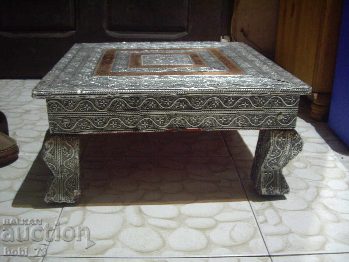 Ενδιαφέρον μικρό τραπεζάκι με τιμή 80.00 BGN | € 40.90