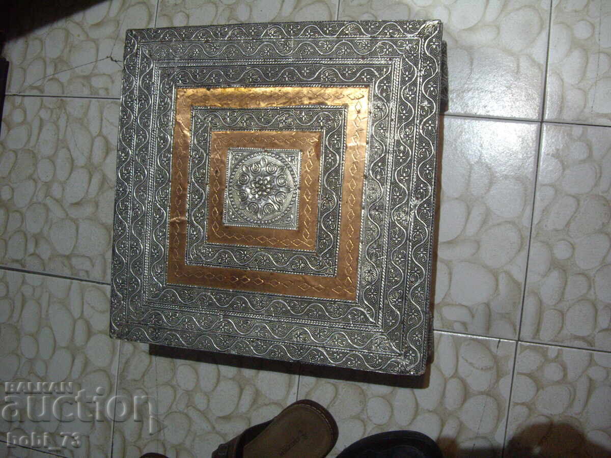 Ενδιαφέρον μικρό τραπεζάκι