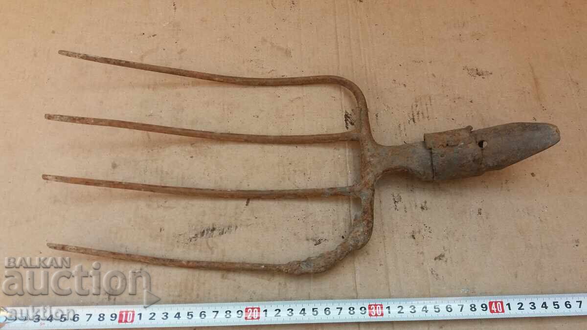 OLD MASSIVE SOCIALIST VILLA with price 4.99 BGN | € 2.55