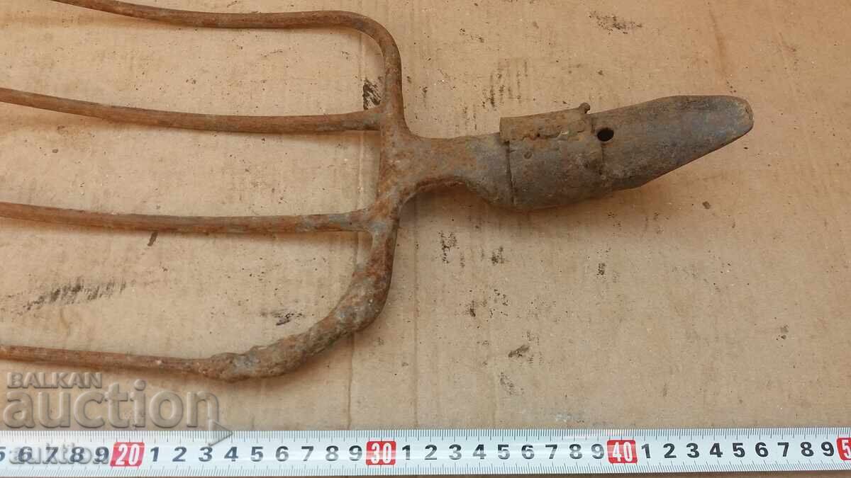 Auction  OLD MASSIVE SOCIALIST VILLA