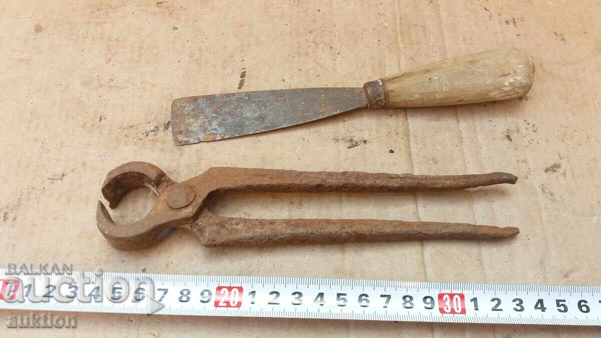 OLD TOOLS - KERPEDEN AND SPATULA - SOC with price 2.99 BGN | € 1.53