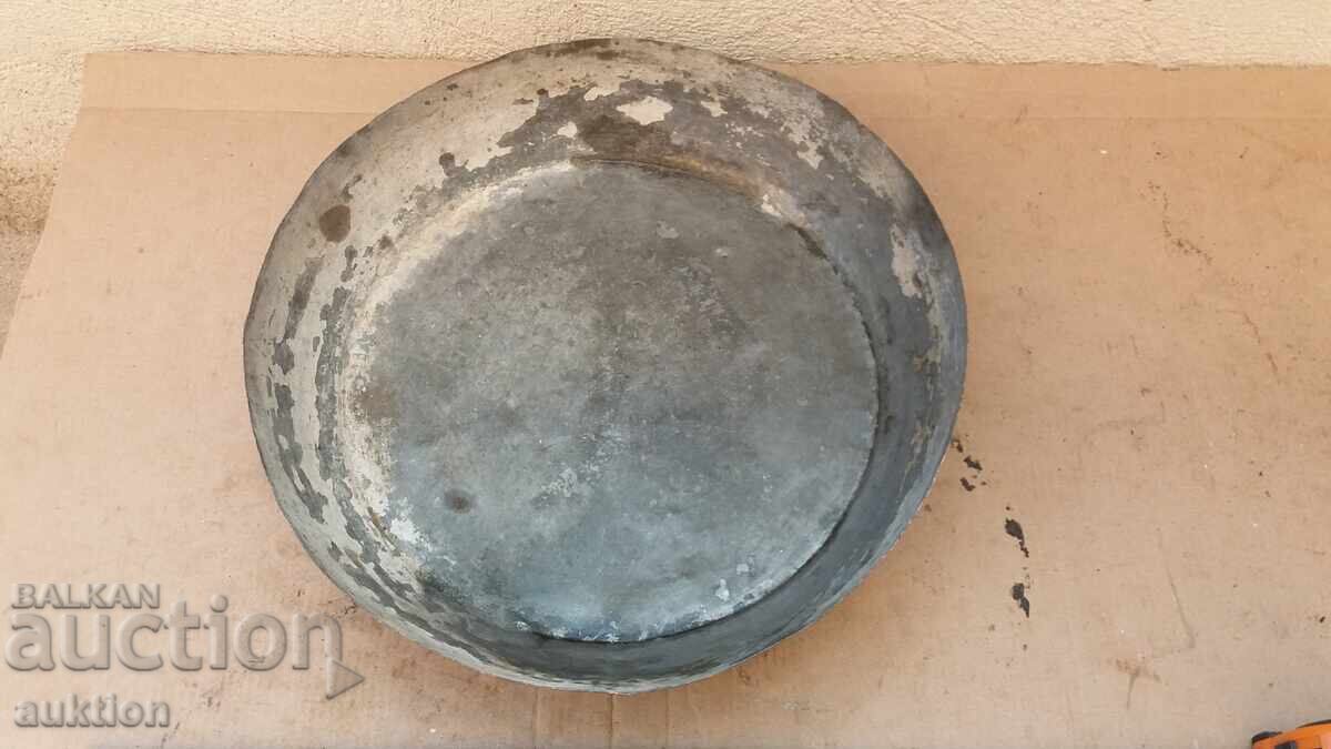 Δημοπρασία Μπακιρένια σφυρήλατη αναγεννησιακή μεγάλη τάβα, κούπα Δημοπρασία Μπακιρένια σφυρήλατη αναγεννησιακή μεγάλη τάβα, κούπα