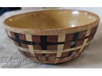 Oală veche din ceramică