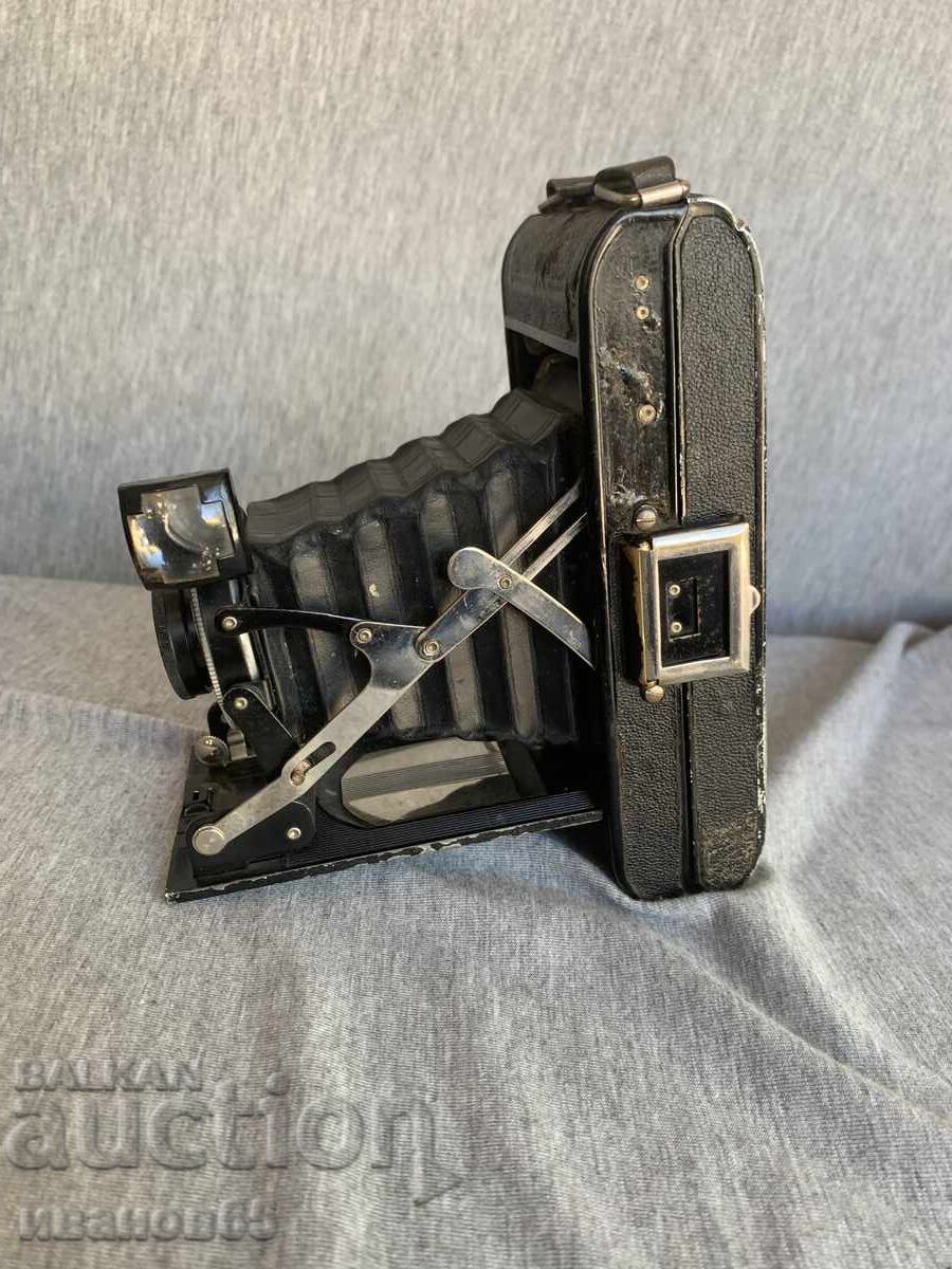 Auction Old mechanical camera Lumiere Auction Old mechanical camera Lumiere