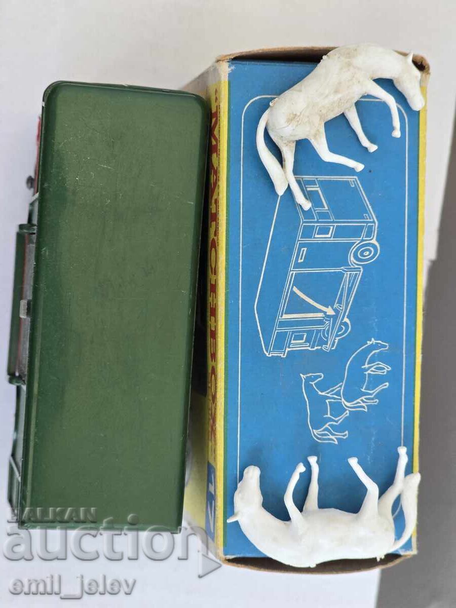 LESNEY MATCHBOX-17E AEC Horse Box 1969 - 6