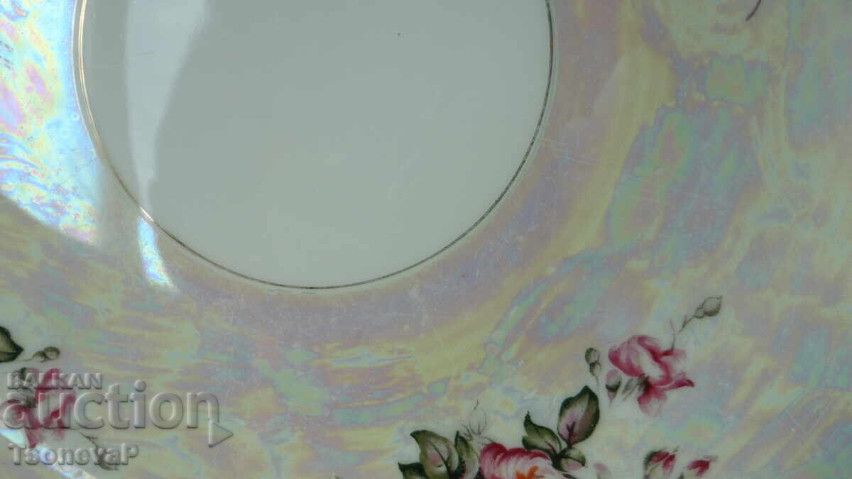 Auction  Porcelain platter, large plate with roses