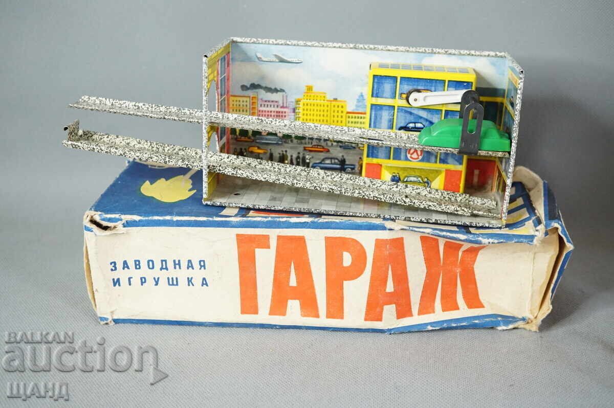 Παλιό ρωσικό μεταλλικό μηχανικό παιχνίδι γκαράζ αυτοκίνητο με κουτί με τιμή 15.35 BGN | € 7.85