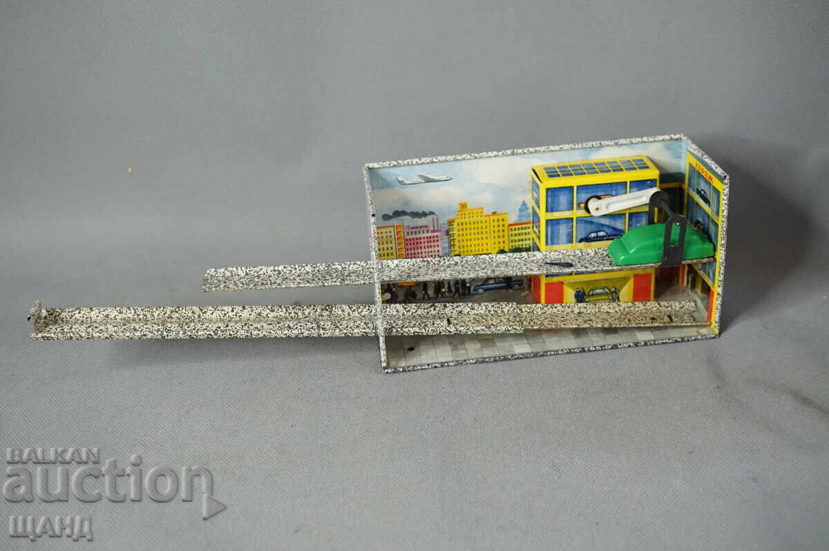 Παράδοση Παλιό ρωσικό μεταλλικό μηχανικό παιχνίδι γκαράζ αυτοκίνητο με κουτί