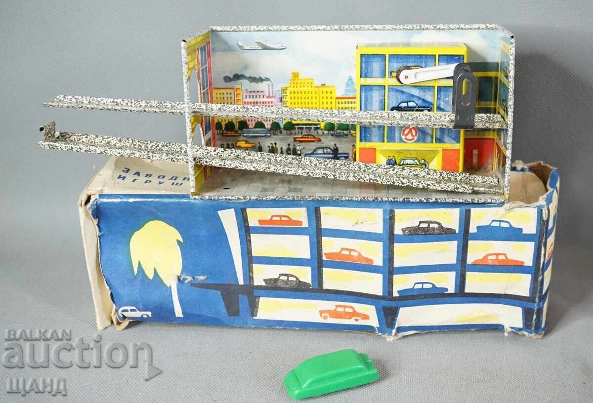 Παλιό ρωσικό μεταλλικό μηχανικό παιχνίδι γκαράζ αυτοκίνητο με κουτί