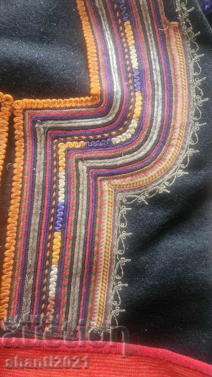 Доставка на АВТЕНТИЧНА КЮСТЕНДИЛСКА САЯ НОСИЯ ,златна  СЪРМА, пафти