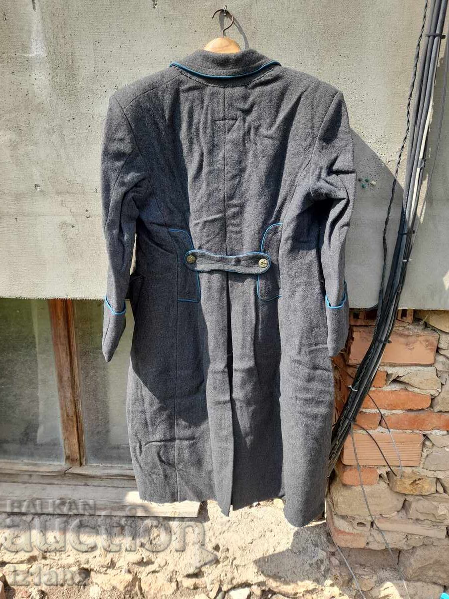 Доставка на Стар военен шинел