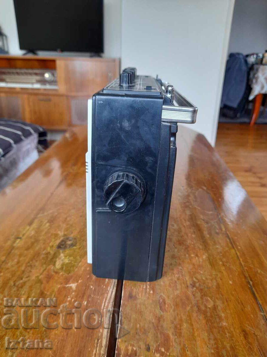 Παλιό ραδιοκασετόφωνο Waltham με τιμή 65.00 BGN | € 33.23