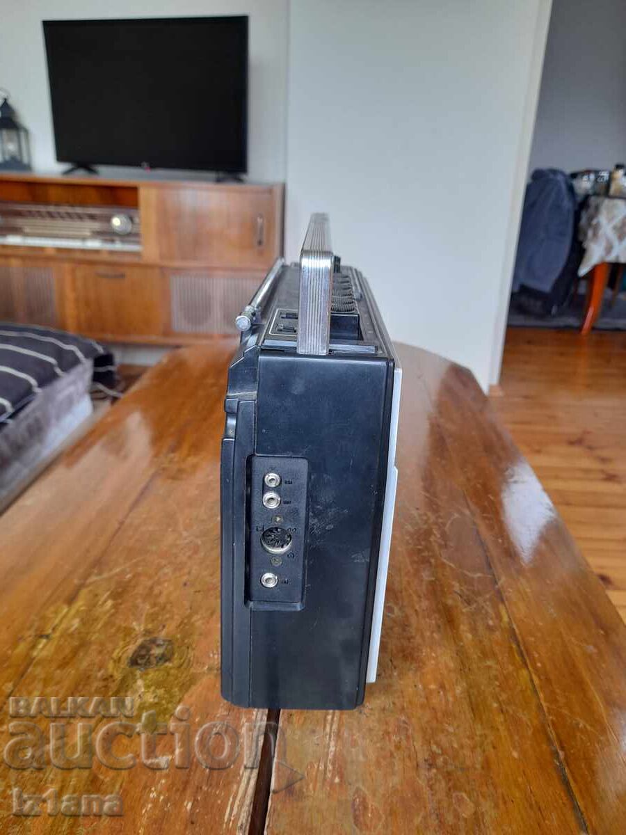 Παράδοση Παλιό ραδιοκασετόφωνο Waltham