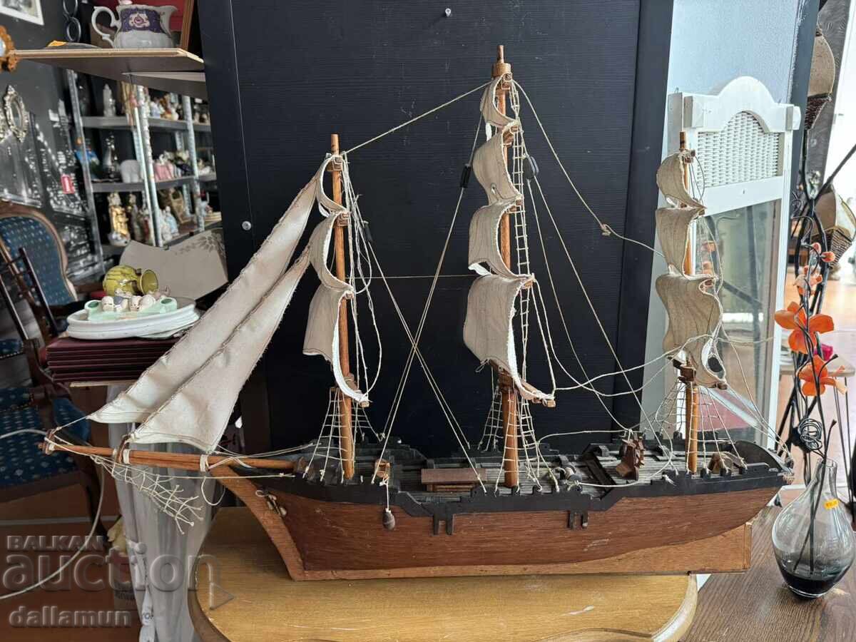 Μεγάλο ξύλινο παλιό συλλεκτικό πλοίο με τιμή 200.00 BGN | € 102.26 Μεγάλο ξύλινο παλιό συλλεκτικό πλοίο με τιμή 200.00 BGN | € 102.26