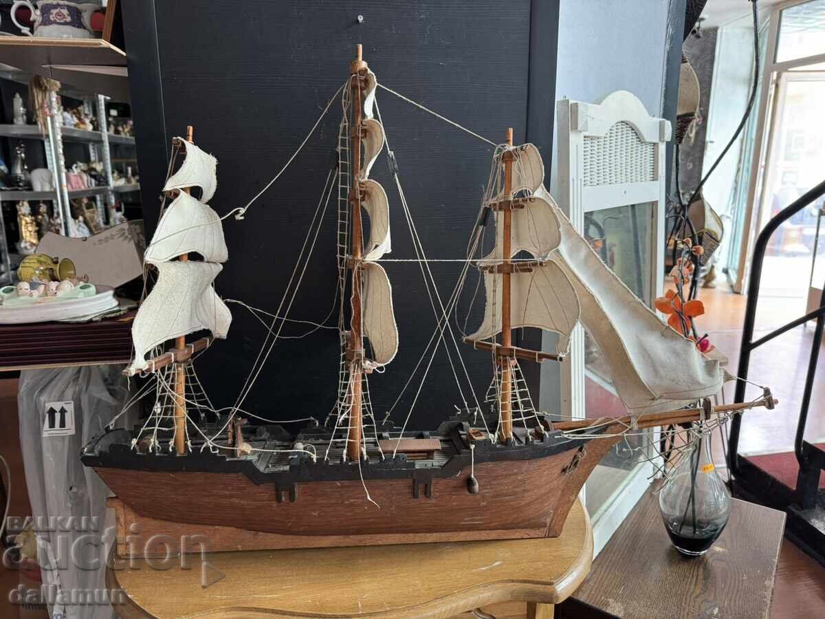 Μεγάλο ξύλινο παλιό συλλεκτικό πλοίο Μεγάλο ξύλινο παλιό συλλεκτικό πλοίο