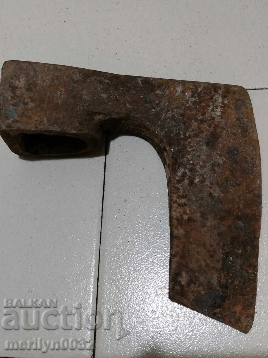 Παλιό τσεκούρι, τσεκούρι, σφυρήλατο σίδερο με λεπίδα σπαθιού με τιμή 56.00 BGN | € 28.63 Παλιό τσεκούρι, τσεκούρι, σφυρήλατο σίδερο με λεπίδα σπαθιού με τιμή 56.00 BGN | € 28.63