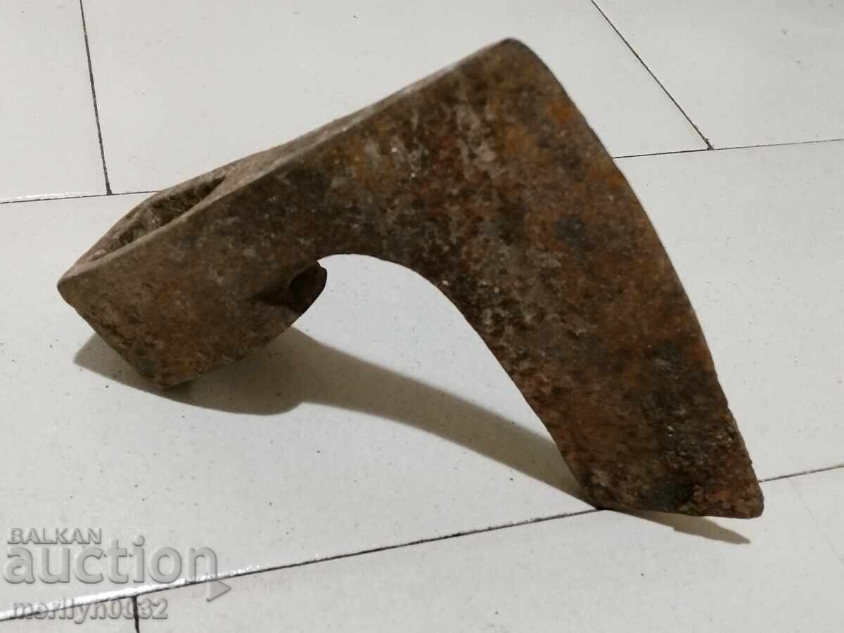 Παράδοση Παλιό τσεκούρι, τσεκούρι, σφυρήλατο σίδερο με λεπίδα σπαθιού Παράδοση Παλιό τσεκούρι, τσεκούρι, σφυρήλατο σίδερο με λεπίδα σπαθιού