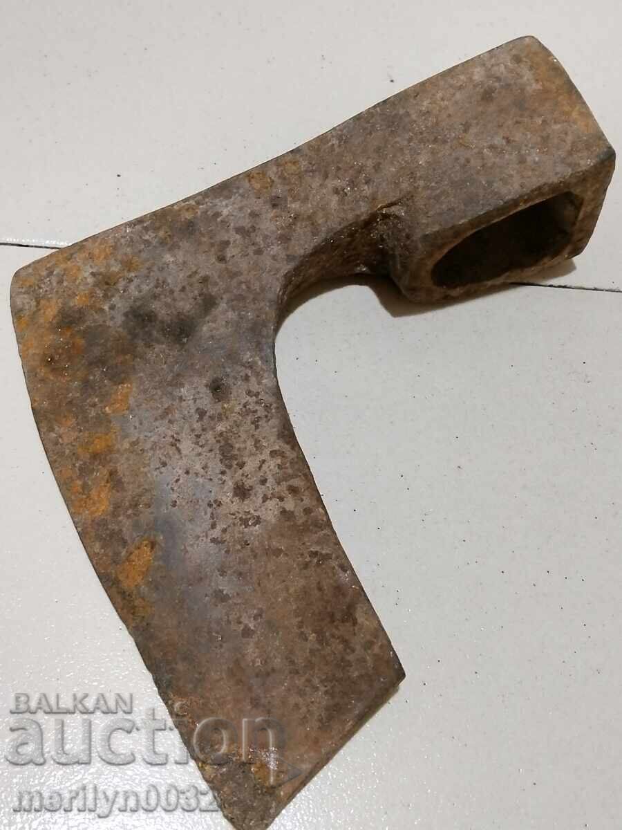 Παλιό τσεκούρι, τσεκούρι, σφυρήλατο σίδερο με λεπίδα σπαθιού Παλιό τσεκούρι, τσεκούρι, σφυρήλατο σίδερο με λεπίδα σπαθιού
