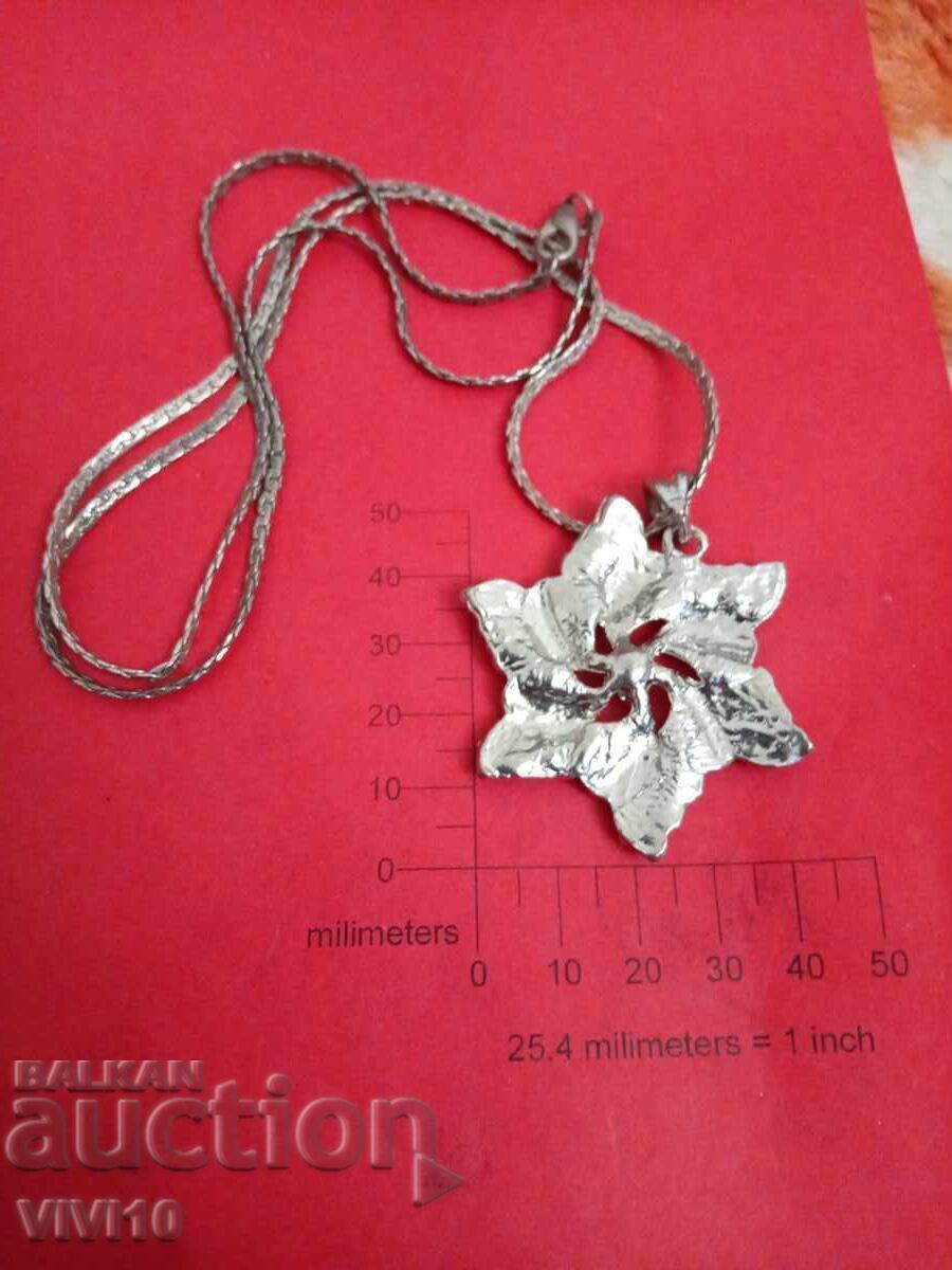 Colier vechi cu email cu preț 30.00 BGN | € 15.34