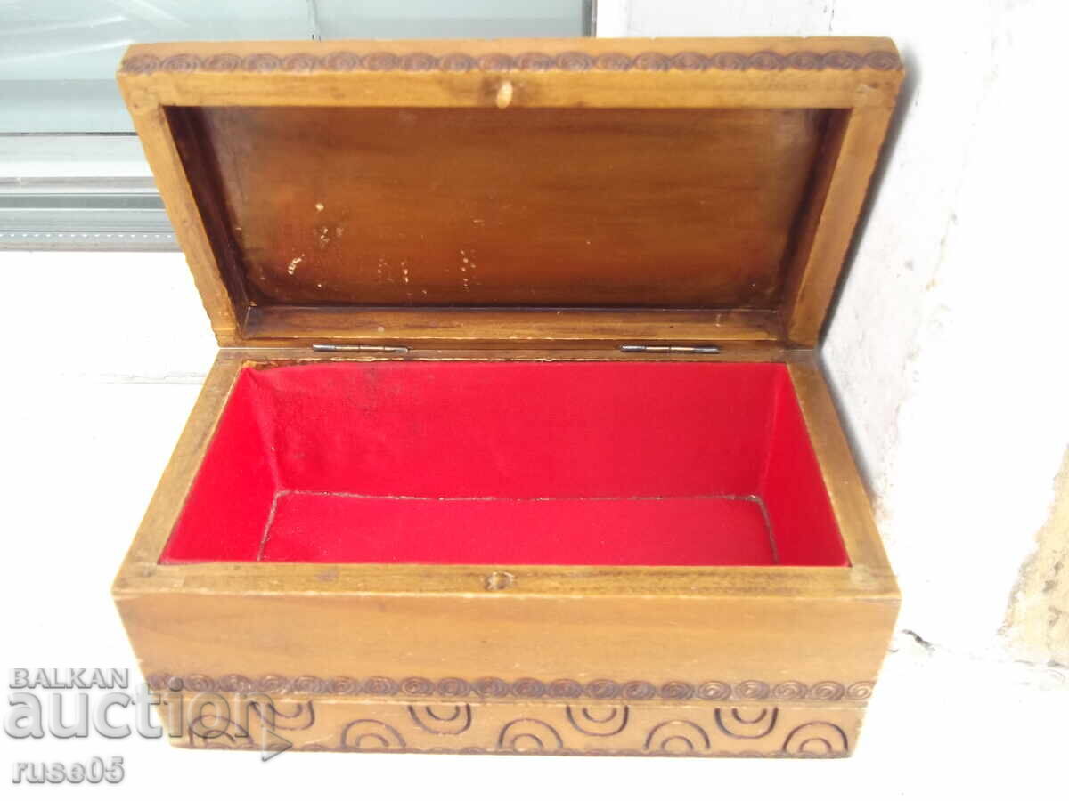 Πυρογραφημένο ξύλινο κουτί με τιμή 10.00 BGN | € 5.11
