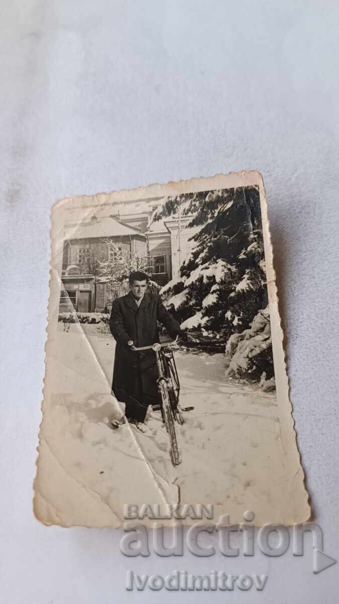 Φωτογραφία Sofia Άνδρας με ένα ρετρό ποδήλατο το χειμώνα