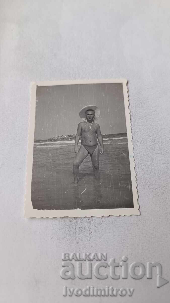 Φωτογραφία Νεσέμπαρ Άνδρας στην Νότια παραλία στην ακτή της θάλασσας 1961