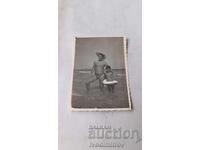 Fotografie Nesebăr Băiat băiețel cu colac pe malul mării 1961