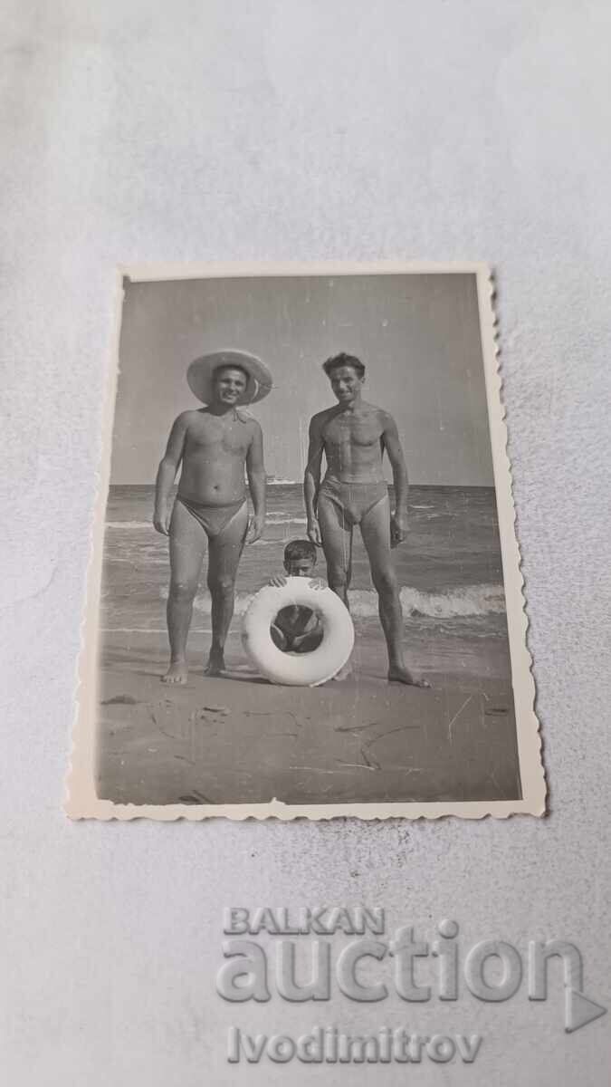 С-ка Несебър Мъже и момченце с пояс на брега на морето 1961