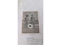 S-ka Νεσέμπαρ Άνδρες και αγοράκι με σωσίβιο στην παραλία το 1961