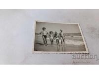 Φωτογραφία Βάρνα Αγόρια στην παραλία 1960