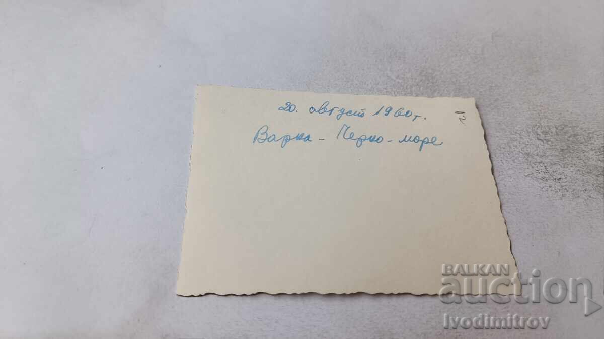 Fotografie Varna Bărbat femeie și doi băieți pe malul mării 1960 cu preț 1.65 BGN | € 0.84 Fotografie Varna Bărbat femeie și doi băieți pe malul mării 1960 cu preț 1.65 BGN | € 0.84