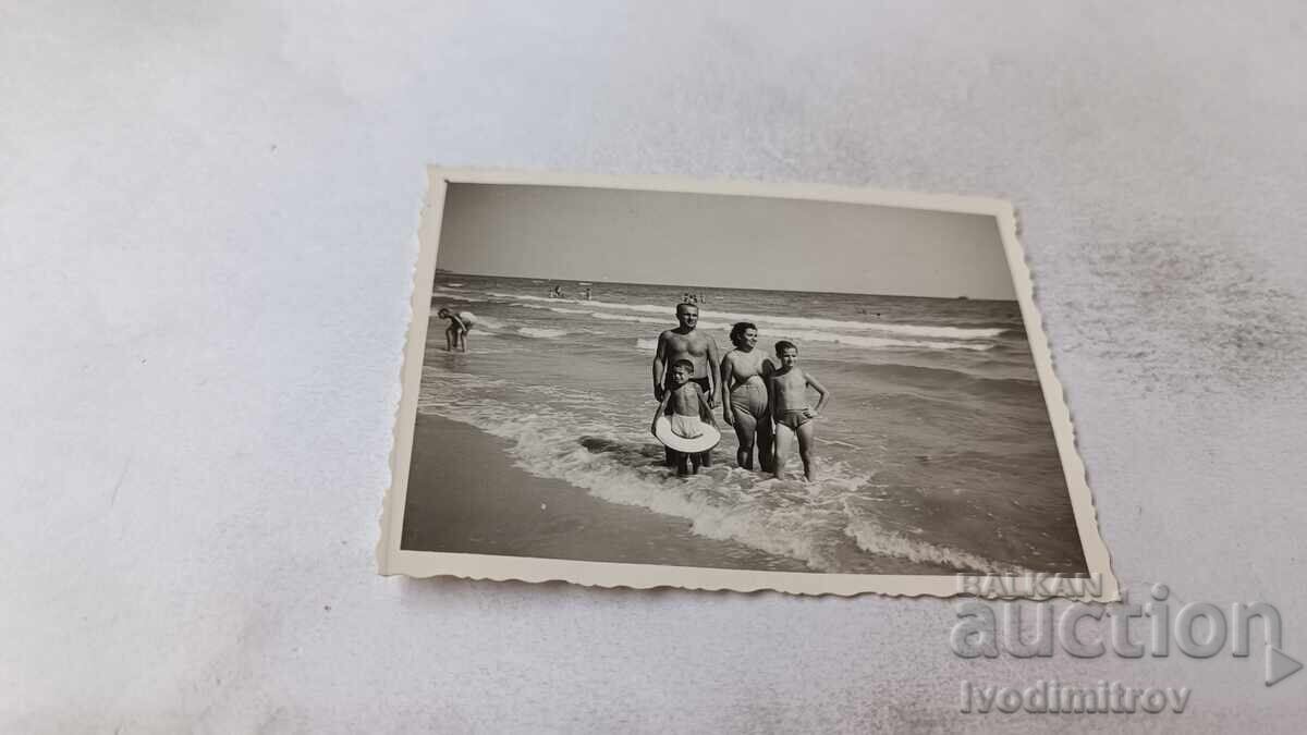 Fotografie Varna Bărbat femeie și doi băieți pe malul mării 1960 Fotografie Varna Bărbat femeie și doi băieți pe malul mării 1960