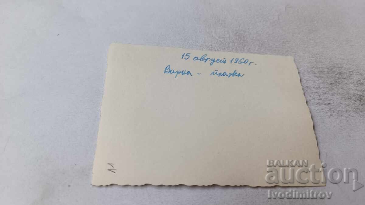 Снимка Варна Мъже жени и деца на плажа 1960 с цена 1.65 лв. | € 0.84