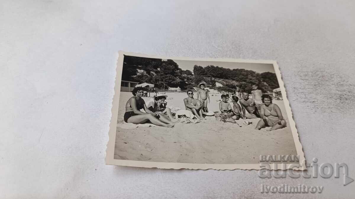 Снимка Варна Мъже жени и деца на плажа 1960